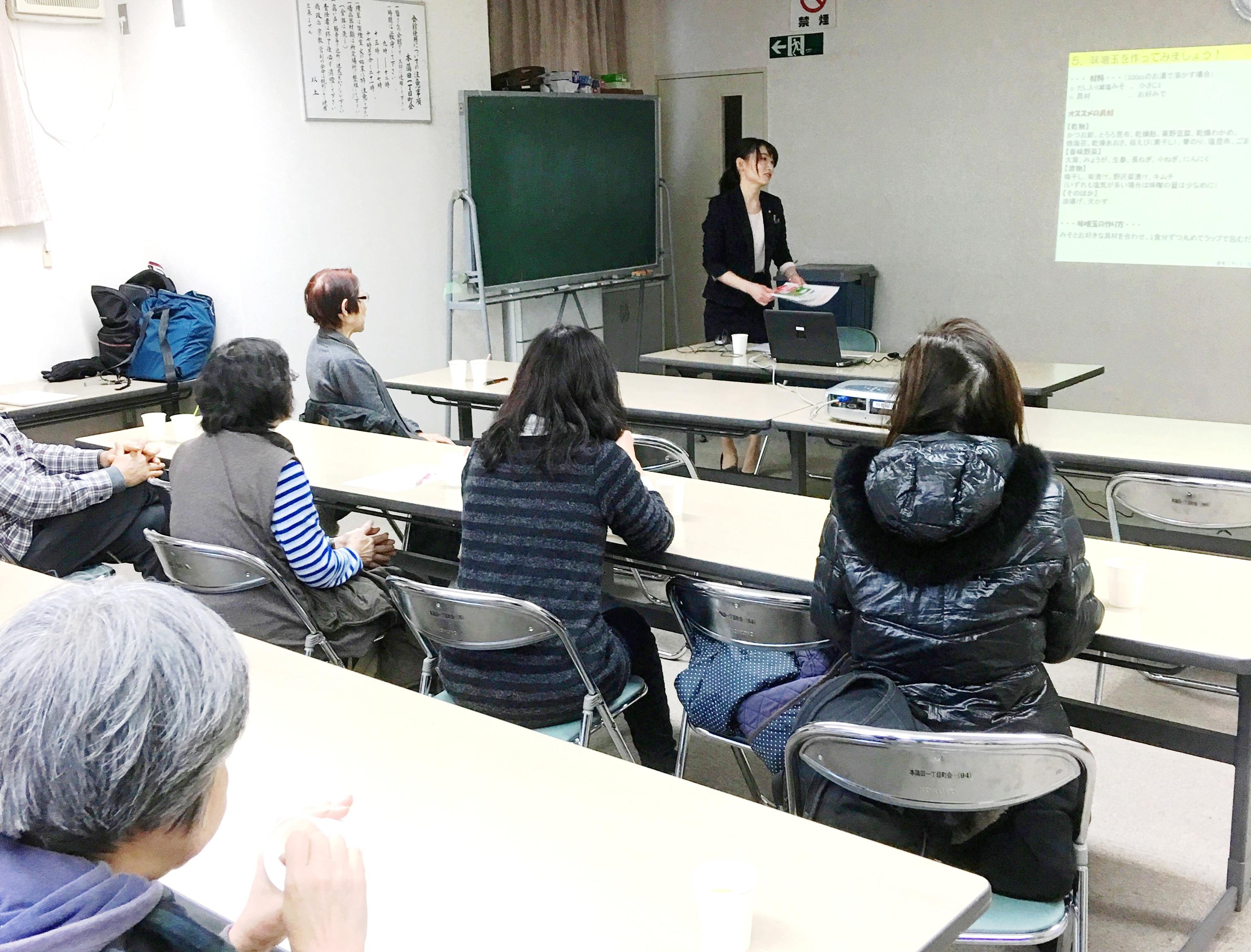 減塩について解説する管理栄養士の話に耳を傾ける参加者の方々