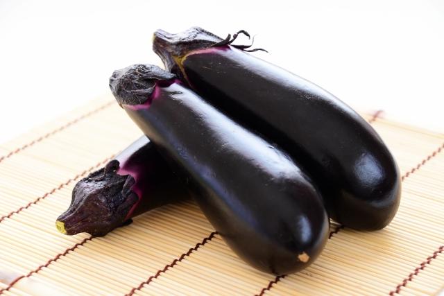 巻き簾の上に置かれた茄子
