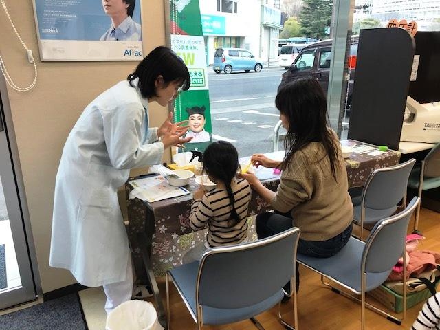 親子にバスボムの作り方を教える管理栄養士