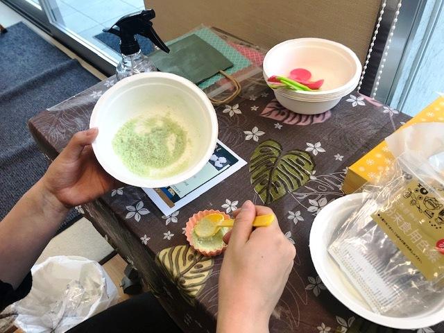 バスボムの材料を混ぜる女性