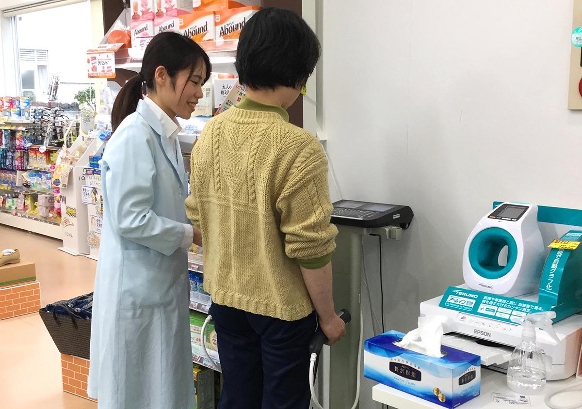 体組成測定を行う女性と管理栄養士