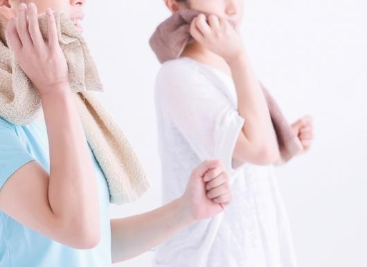 タオルで汗を拭く女性2人