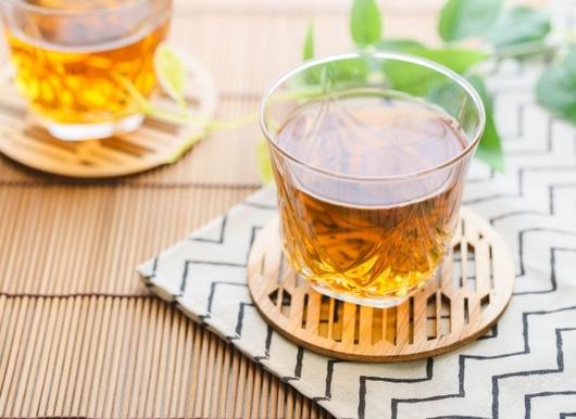 グラスに入った麦茶