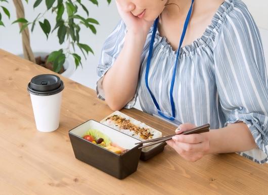 弁当を食べる食欲がない女性