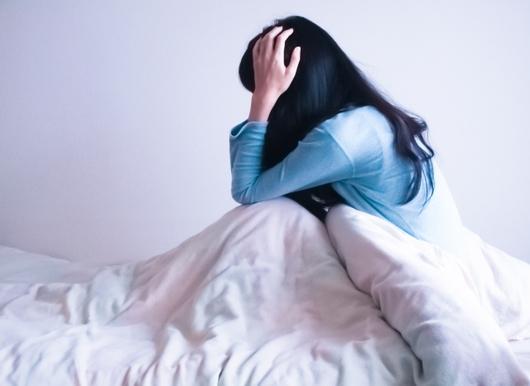 不眠に悩む女性