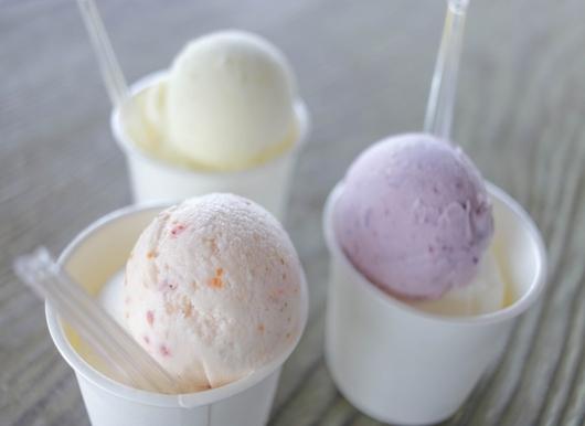 スプーンが刺さったカップアイスクリーム