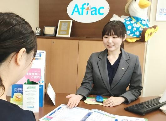 商品をご案内するほけんショップのスタッフ