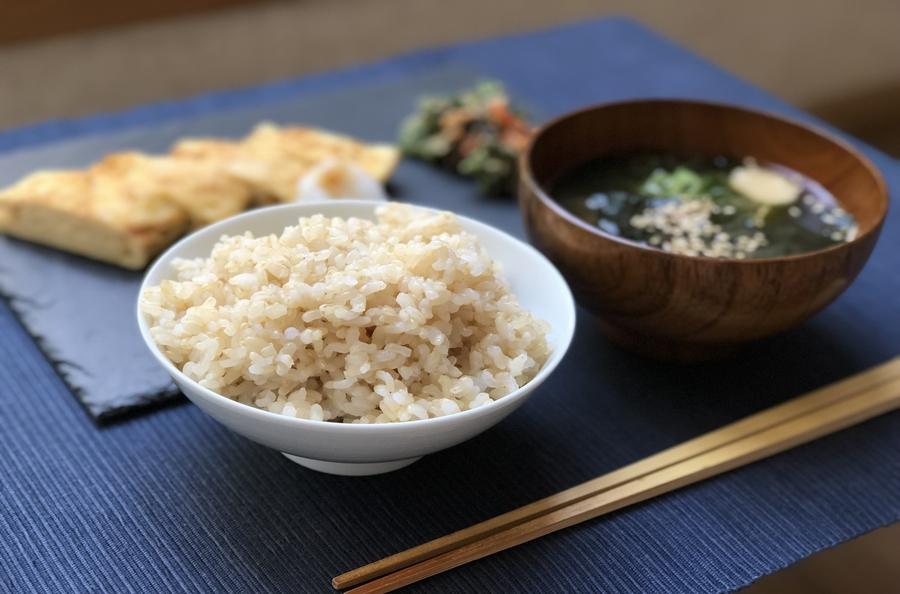 玄米ご飯とお味噌汁と卵焼き
