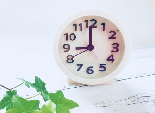 9時を指す卓上時計