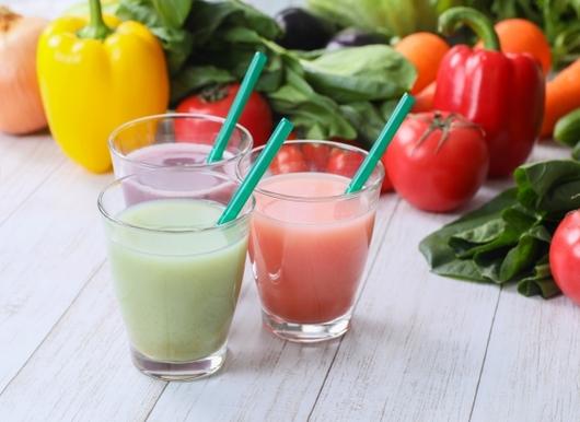 コップに入った緑黄色野菜のスムージー
