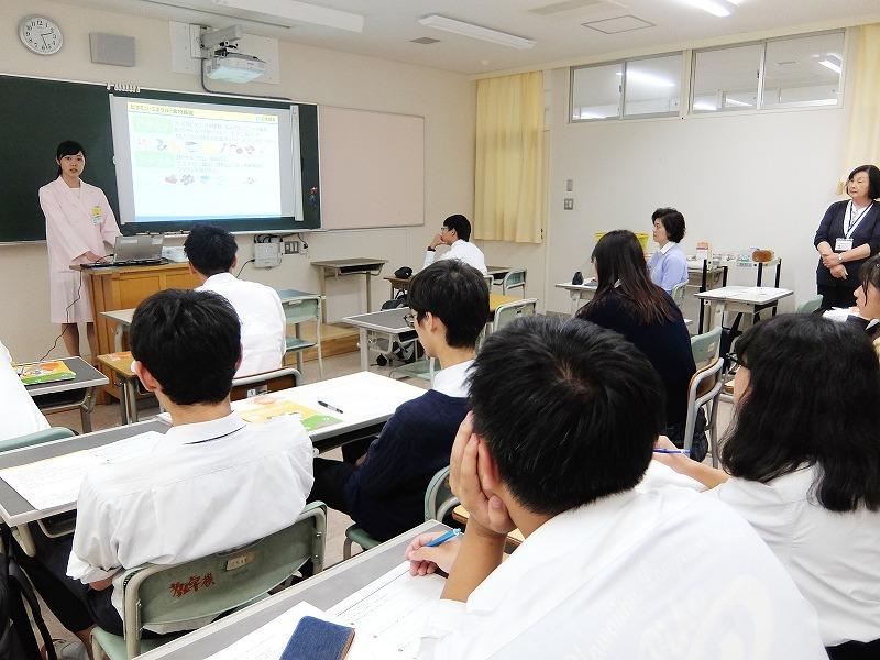 高校生に向けて授業を行う管理栄養士