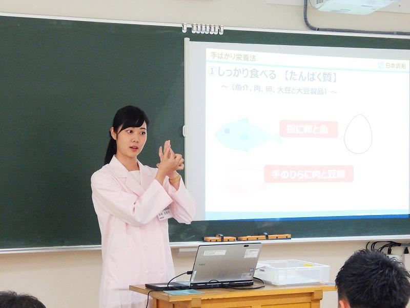 手ばかり栄養法について解説する管理栄養士