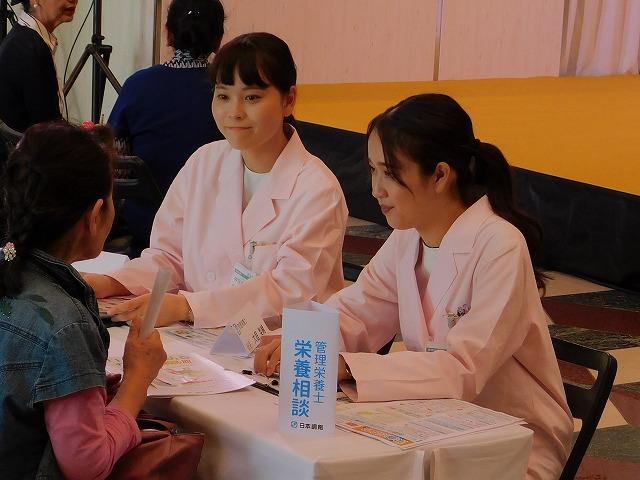 相談ブースで相談に応じる女性の管理栄養士2名
