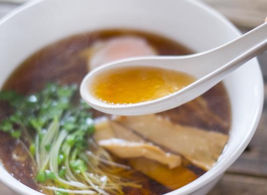 醤油ラーメンのスープをすくっているれんげ
