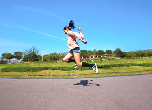 元気に飛び跳ねる女性
