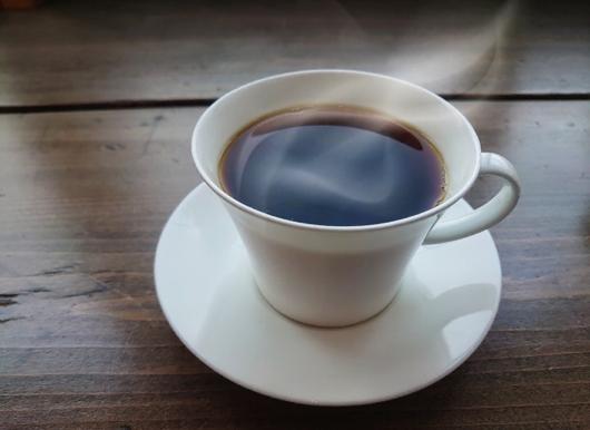カップに入った熱いコーヒー