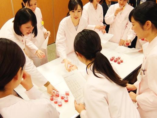 赤汁の試作品をテイスティングする管理栄養士