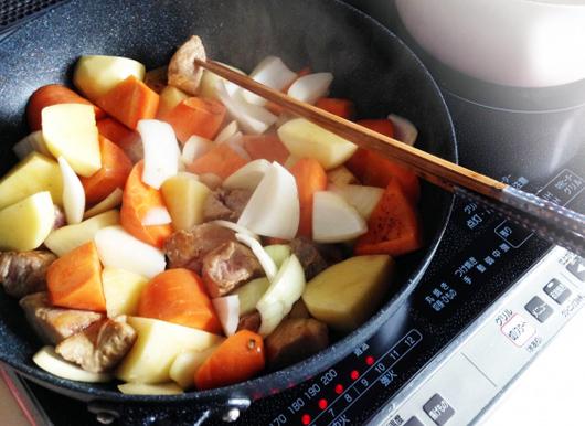 フライパンで炒められる野菜