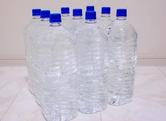 たくさんの水のペットボトル