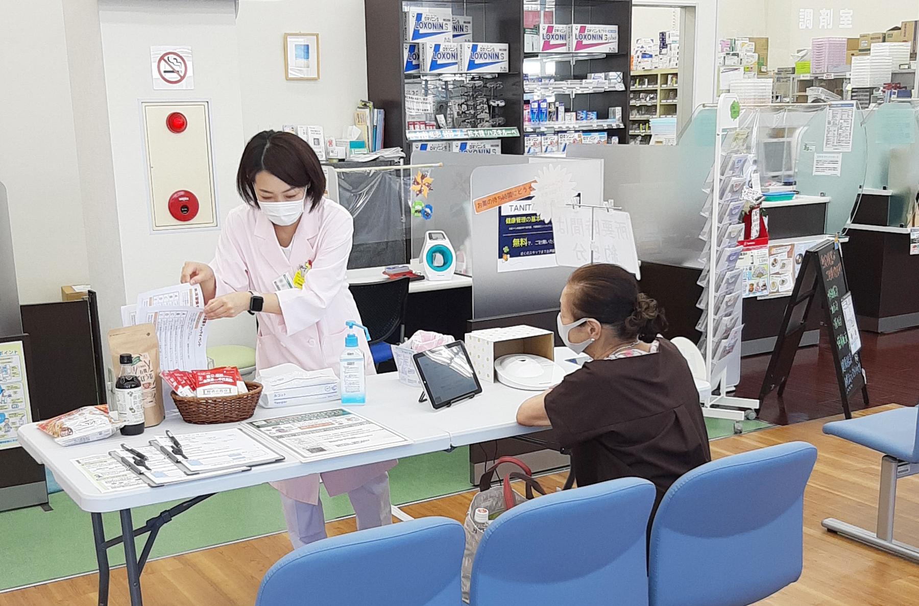 女性のAGEs測定をする管理栄養士