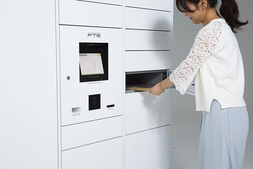 フルタイムロッカーを利用する女性