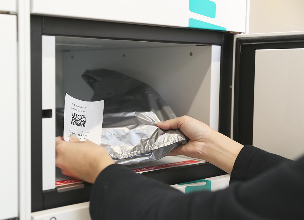 ロッカーでの医薬品受け取りの様子