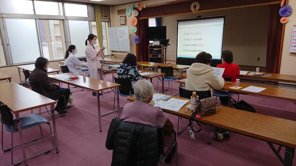 栄養の大切さを説明する管理栄養士