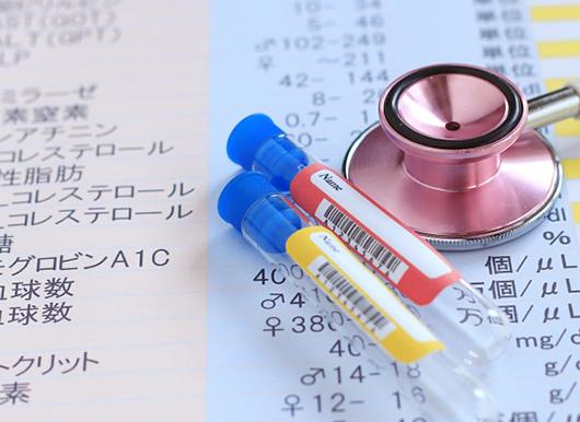 血液検査結果用紙と聴診器