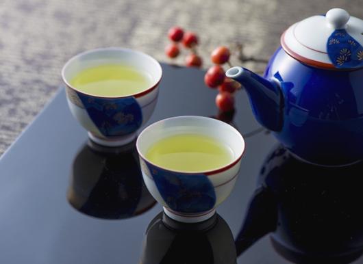 急須と湯飲みに注がれた緑茶2杯