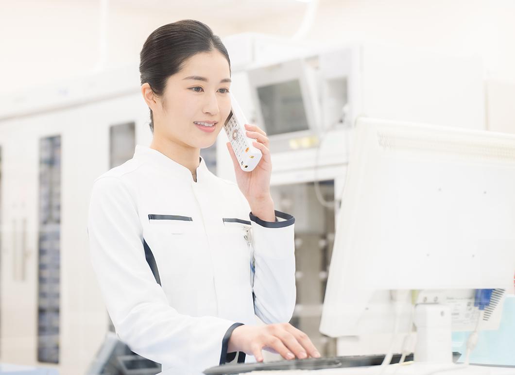 電話をする薬剤師の様子