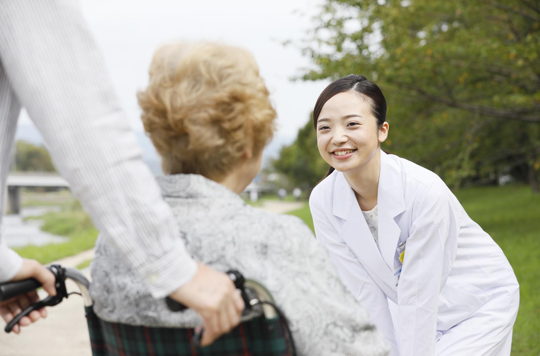 車いすの女性に話しかける薬剤師