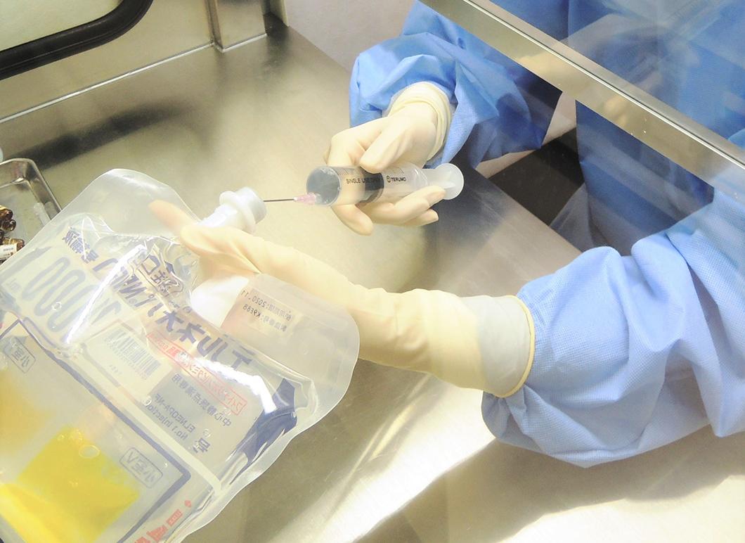 無菌調剤を行う薬剤師