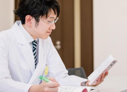 勉強する薬剤師