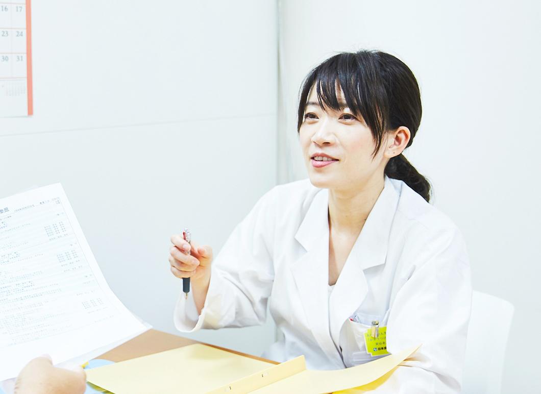 会議をする女性薬剤師