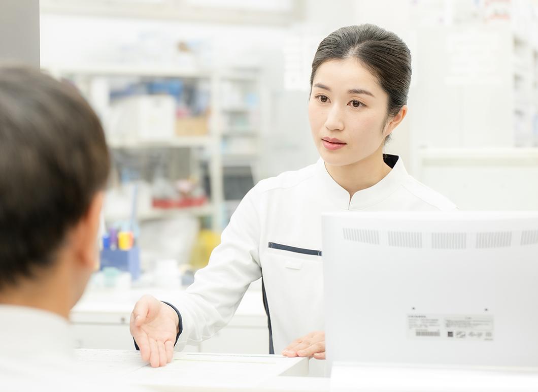 薬剤師が健康のアドバイスをしている様子