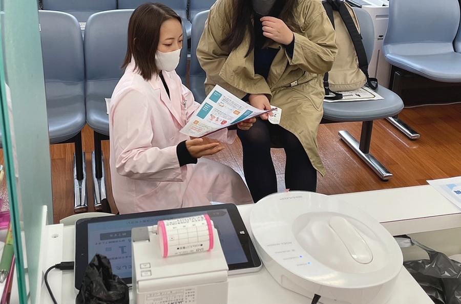 患者さまにアドバイスをする管理栄養士