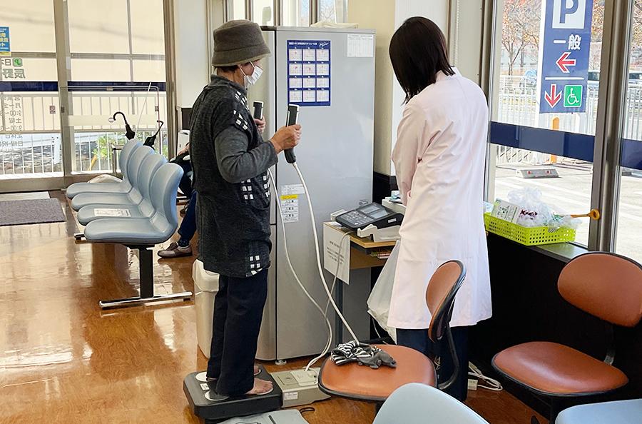 患者さまに体組成測定を行う管理栄養士