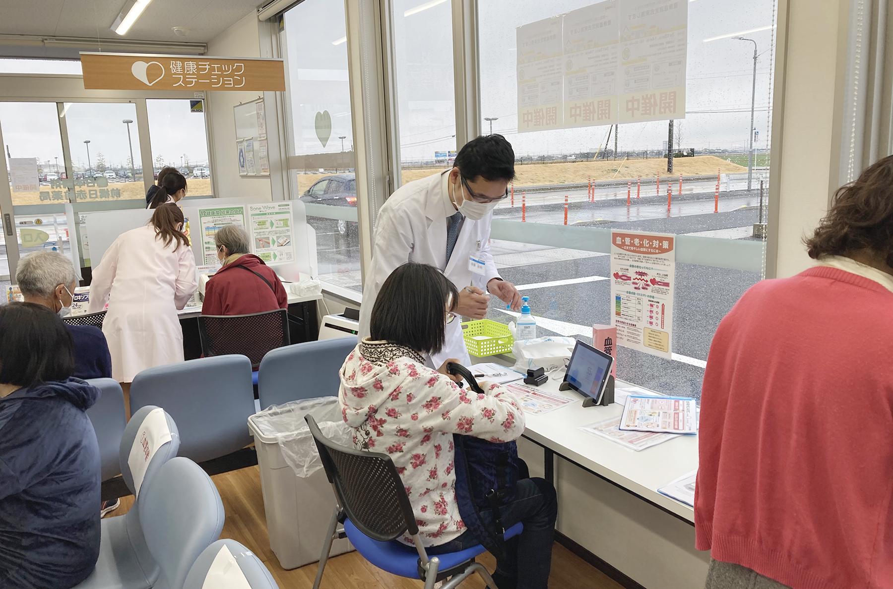 血管年齢測定をサポートする薬剤師