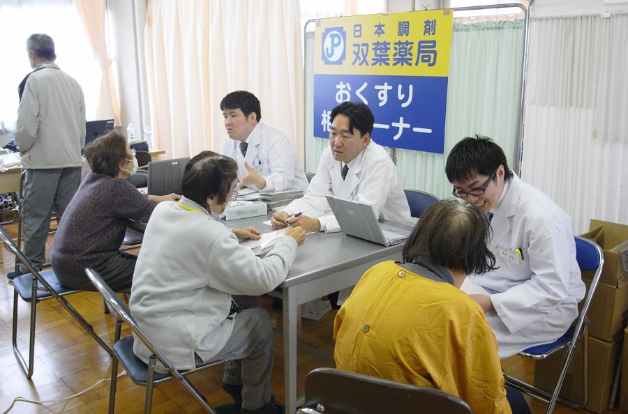 おくすり相談コーナーで患者さまに情報提供している様子