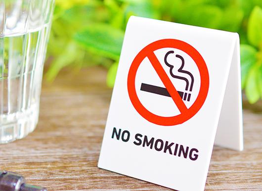 「NO SMOKING」と書かれたプレート