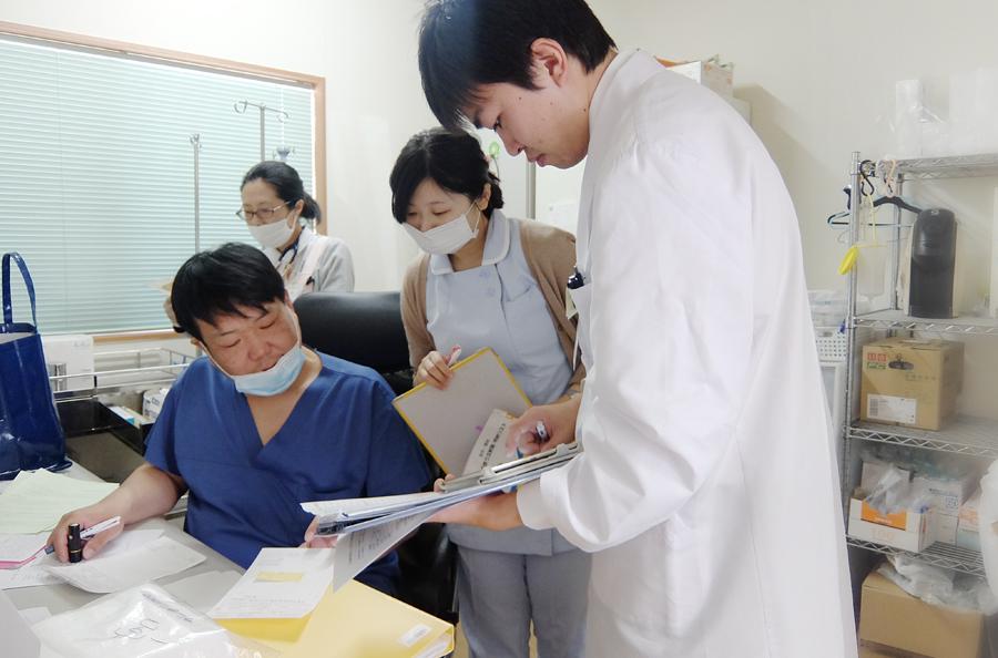 医師、看護師と相談する薬剤師