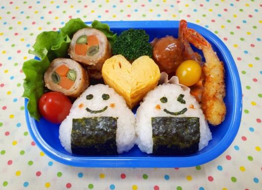 おにぎりに表情がついたデコ弁
