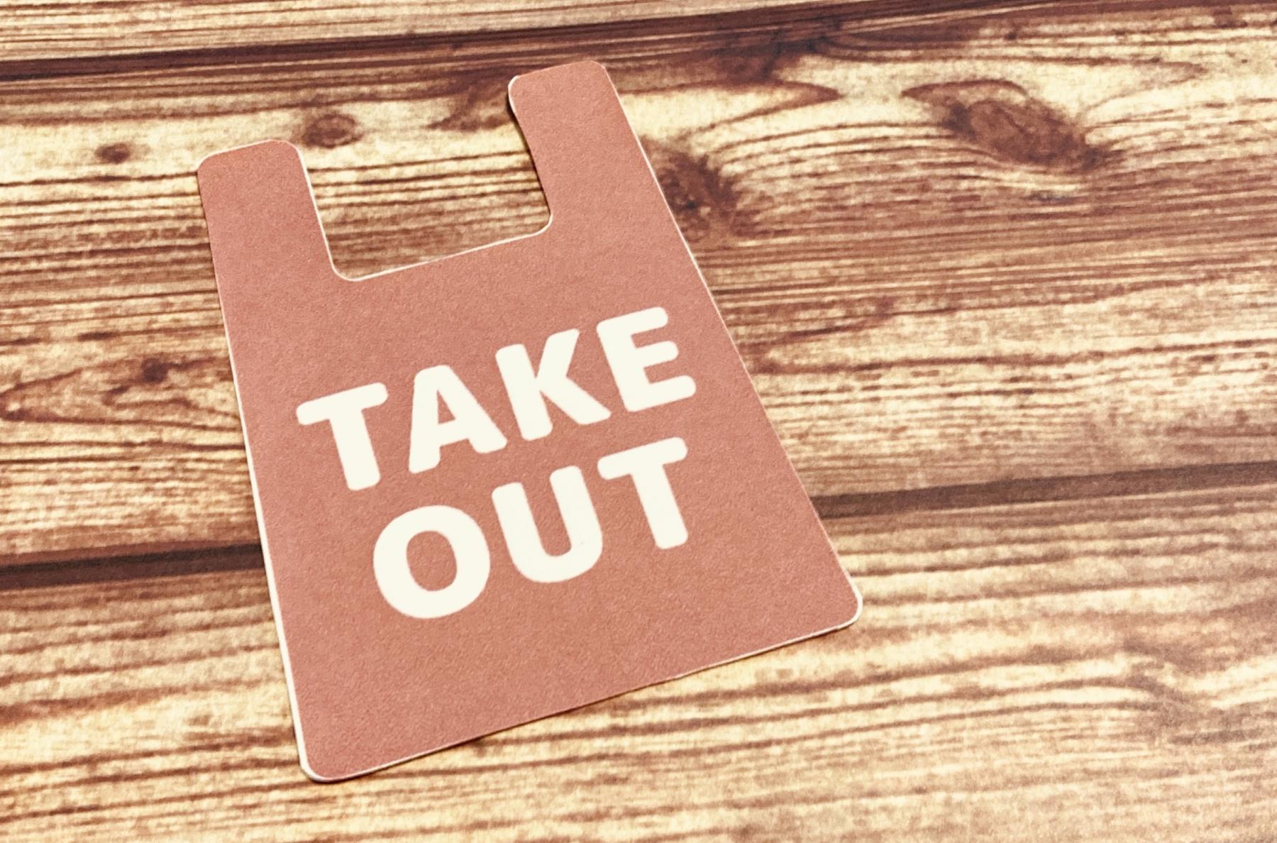 テーブルの上に置かれたTAKEOUTのカード