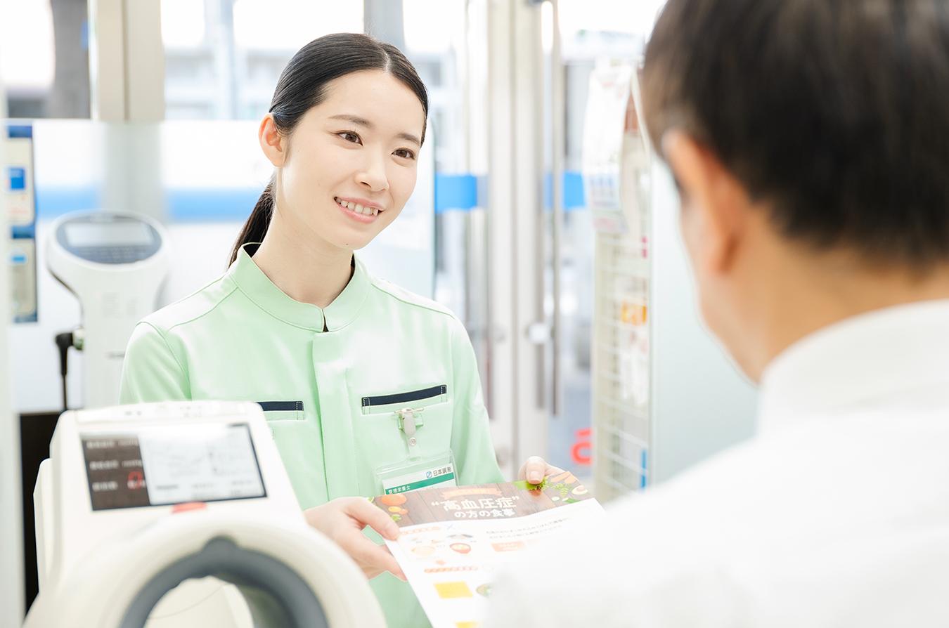 健康チェックステーション内の専用ブースで管理栄養士と患者さまがお話しする様子