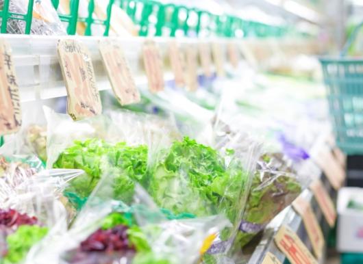 野菜が陳列されているスーパーの棚