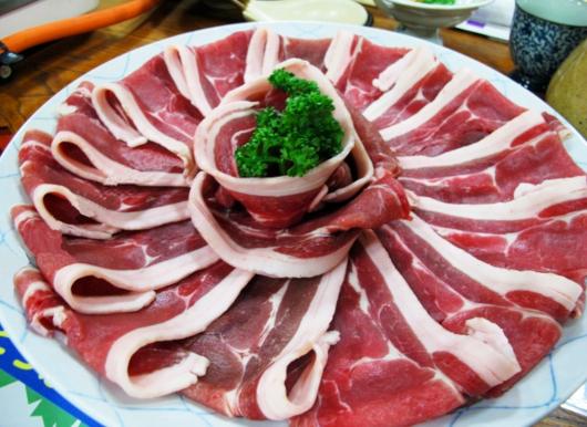 牡丹鍋用に盛り付けられたイノシシ肉
