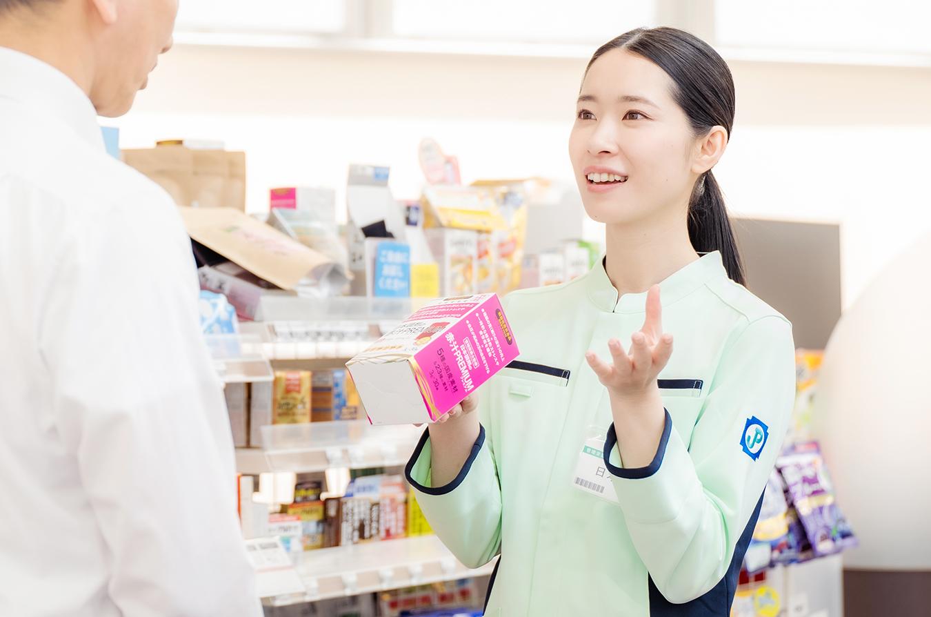 管理栄養士が患者さまに健康食品をおすすめする様子