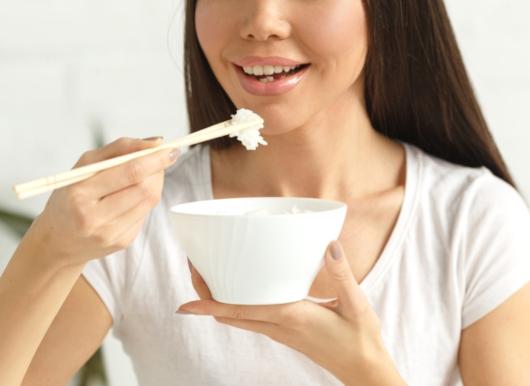 ご飯をよくかんで食べている女性
