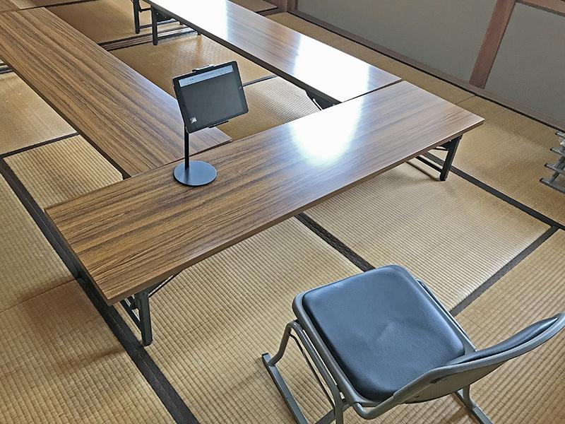 プライバシーを確保し集会所内に設置したオンライン服薬指導実施用タブレット