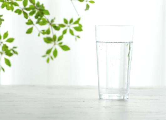 水が入った透明なグラス